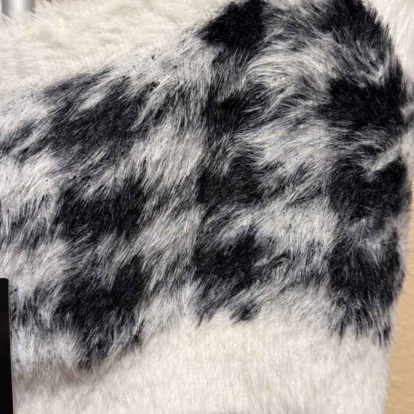 J.NNA Fuzzy Black and White Crop Top​ - Picture 3 of 3